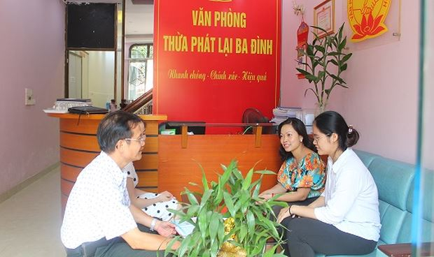 Trưởng Văn ph&ograve;ng Thừa ph&aacute;t lại Ba Đ&igrave;nh trao đổi, tư vấn cho kh&aacute;ch h&agrave;ng.