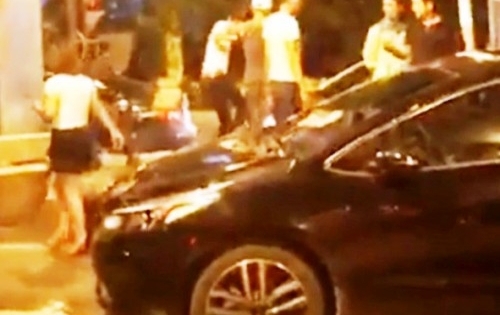 Phản đối trạm BOT đặt sai vị trí, nam tài xế bị người lạ hành hung