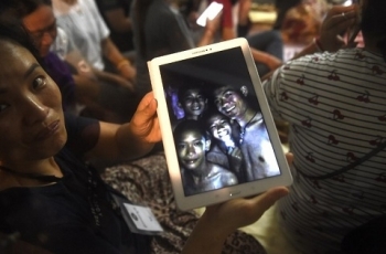 Đội bóng thiếu niên mất tích 9 ngày trong hang động ở Thái Lan sống sót kỳ diệu