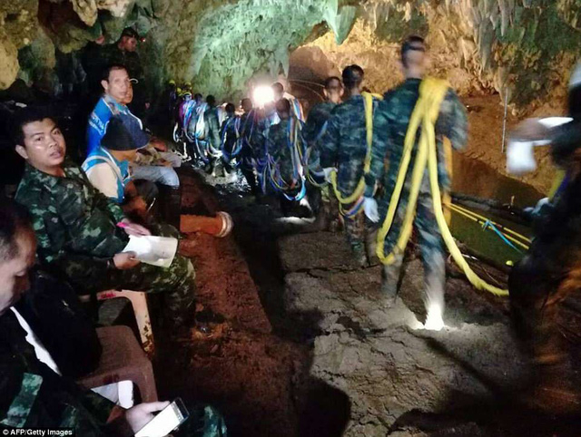 Hình ảnh đầu tiên của đội bóng Thái Lan sống sót thần kỳ sau 9 ngày mắc kẹt