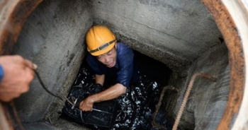 Xin lỗi người móc cống