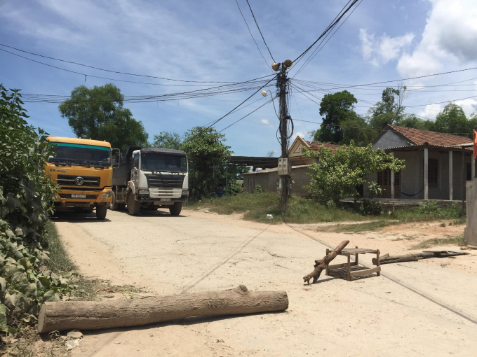 Bức x&uacute;c v&igrave; bụi, người d&acirc;n tỉnh lộ 16 (TX Hương Tr&agrave;, tỉnh Thừa Thi&ecirc;n Huế) mang gỗ, vật dụng th&ocirc; sơ&hellip; chặn xe.