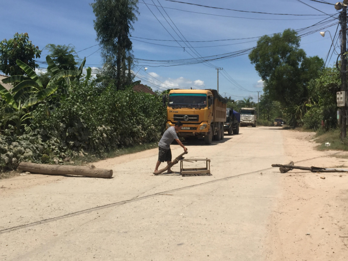 Người d&acirc;n chặn xe chở đất đ&aacute; tr&ecirc;n tỉnh lộ 16 v&igrave; cho rằng đường bụi do những chiếc xe n&agrave;y g&acirc;y ra nhưng lại kh&ocirc;ng xử l&yacute; bằng c&aacute;ch tưới nước.