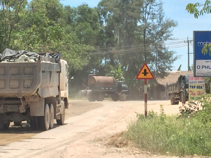 Tỉnh lộ 16 c&oacute; mật độ xe tải cỡ lớn lưu th&ocirc;ng kh&aacute; nhiều.