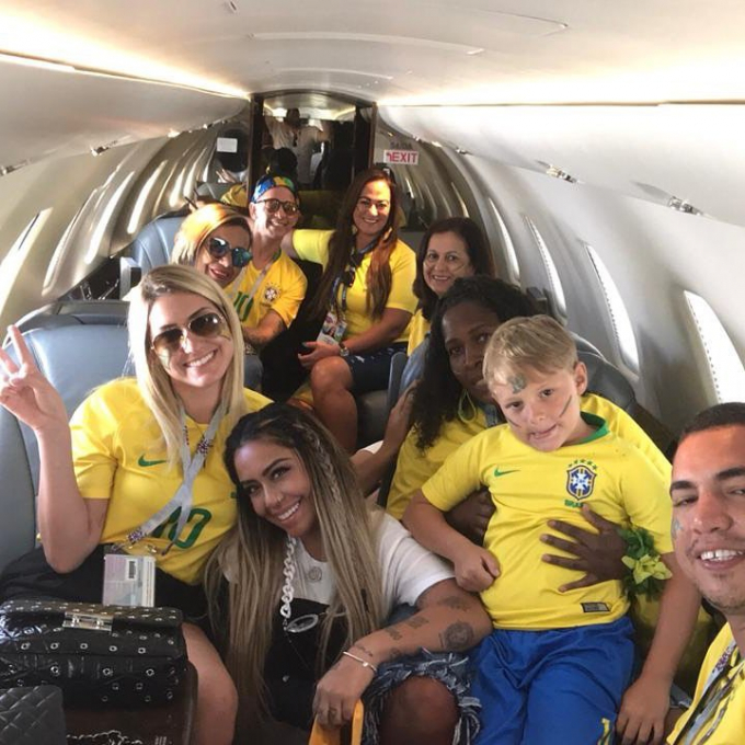 Gia đ&igrave;nh, người th&acirc;n lu&ocirc;n ở ph&iacute;a sau tiếp sức cho Neymar