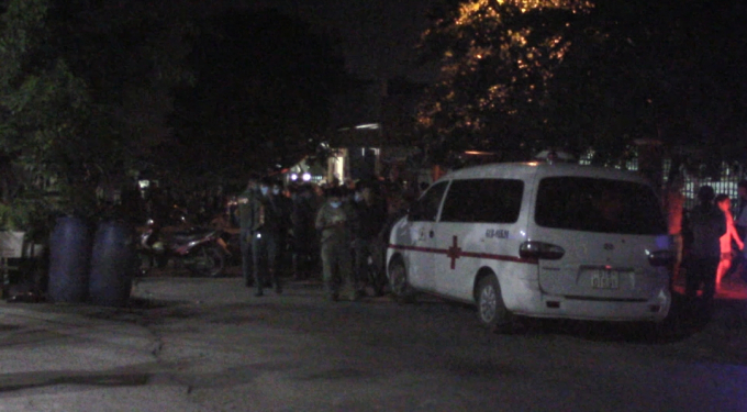 Khu vực xung quanh hiện trường được phong tỏa để phục vụ c&ocirc;ng t&aacute;c kh&aacute;m nghiệm.