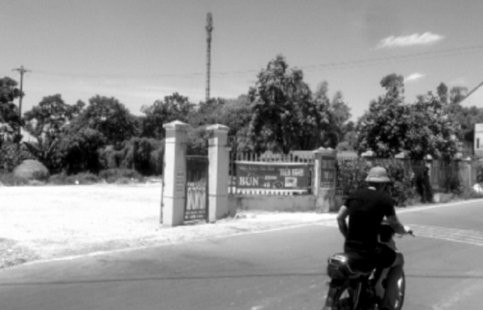 Bến xe &Yacute; Y&ecirc;n vốn l&agrave; b&atilde;i xe tự ph&aacute;t v&agrave; tới năm 2015 mới được Nh&agrave; nước đầu tư v&agrave; c&ocirc;ng nhận l&agrave; bến xe cấp huyện.