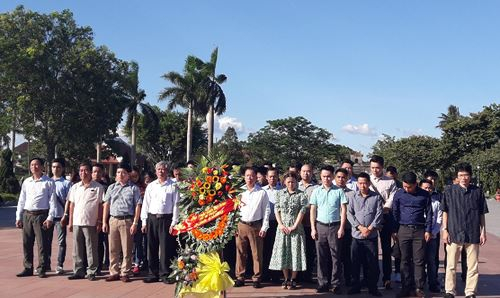 Đo&agrave;n l&agrave;m lễ d&acirc;ng hương tại Khu di t&iacute;ch Th&agrave;nh cổ Quảng Trị.