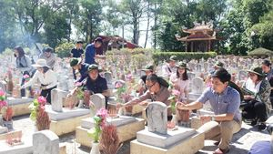 L&atilde;nh đạo, ph&oacute;ng vi&ecirc;n b&aacute;o PLVN chăm s&oacute;c phần mộ liệt sỹ tại Nghĩa trang Trường Sơn