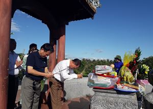 L&atilde;nh đạo B&aacute;o PLVN d&acirc;ng hương tri &acirc;n c&aacute;c h&ugrave;ng liệt sỹ tại Th&agrave;nh cổ Quảng Trị.