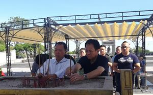 Đo&agrave;n c&ocirc;ng t&aacute;c d&acirc;ng hương ở Nghĩa trang Liệt sỹ Quốc gia đường 9.