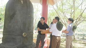 L&atilde;nh đạo B&aacute;o thỉnh chu&ocirc;ng cầu nguyện cho linh hồn c&aacute;c anh h&ugrave;ng liệt sỹ tại Nghĩa trang Liệt sỹ Quốc gia Trường Sơn.