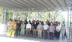 Đo&agrave;n l&agrave;m lễ d&acirc;ng hương tại Nghĩa Trang liệt sỹ Quốc gia Trường Sơn.