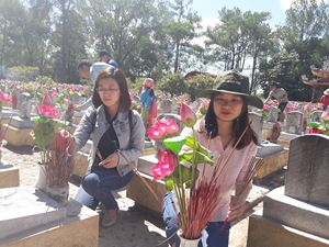 C&aacute;n bộ, ph&oacute;ng vi&ecirc;n PLVN đội nắng thắp t&acirc;m nhang tri &acirc;n 'đất lửa' Quảng Trị