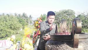 C&aacute;n bộ, ph&oacute;ng vi&ecirc;n PLVN đội nắng thắp t&acirc;m nhang tri &acirc;n 'đất lửa' Quảng Trị