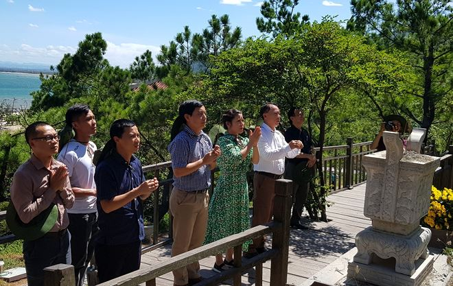 Đo&agrave;n C&ocirc;ng t&aacute;c B&aacute;o PLVN d&acirc;ng hương, d&acirc;ng hoa trước anh linh Đại tướng V&otilde; Nguy&ecirc;n Gi&aacute;p. Ảnh: Trần Nguy&ecirc;n Phong.