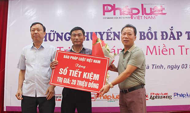 TS Đ&agrave;o Văn Hội - Tổng bi&ecirc;n tập B&aacute;o PLVN v&agrave; &ocirc;ng Văn Đ&igrave;nh Minh - Ph&oacute; Gi&aacute;m đốc Sở Tư ph&aacute;p trao sổ tiết kiệm cho c&aacute;n bộ Tư ph&aacute;p x&atilde; Đức La.