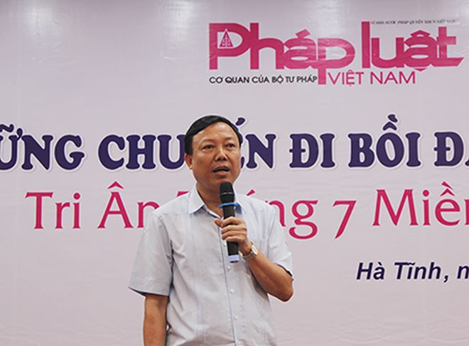 Ph&oacute; Gi&aacute;m đốc Sở Tư ph&aacute;p H&agrave; Tĩnh, &ocirc;ng Văn Đ&igrave;nh Minh thay mặt c&aacute;n bộ Tư ph&aacute;p cảm ơn đo&agrave;n c&ocirc;ng t&aacute;c của B&aacute;o PLVN