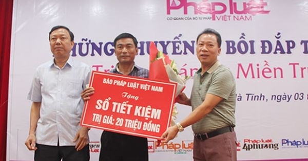 Báo PLVN tặng sổ tiết kiệm cho cán bộ Tư pháp xã đặc biệt khó khăn