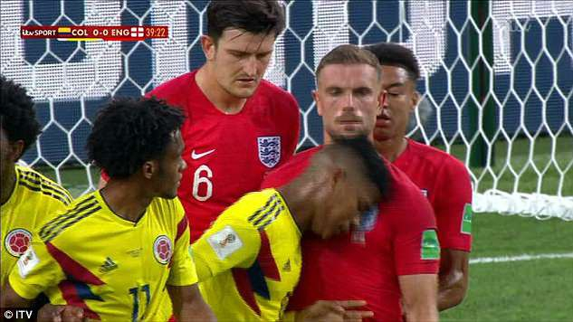 Wilmar Barrios h&uacute;c đầu v&agrave;o Henderson trong khi l&agrave;m h&agrave;ng r&agrave;o