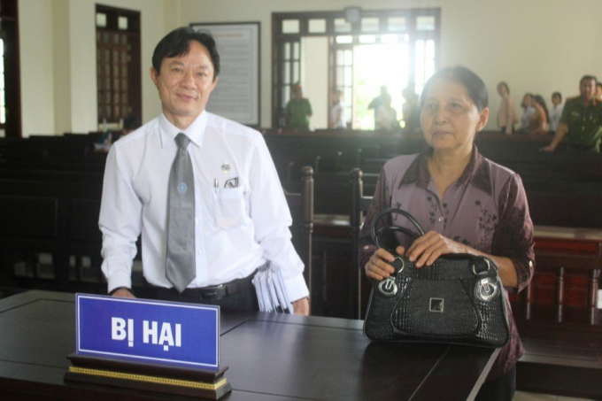 B&agrave; Thủy c&ugrave;ng luật sư Nguyễn Đ&igrave;nh Hải tham gia bảo vệ quyền v&agrave; lợi &iacute;ch hợp ph&aacute;p cho bị hại tại phi&ecirc;n t&ograve;a.