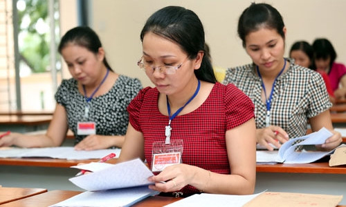 C&aacute;c gi&aacute;o vi&ecirc;n đang t&iacute;ch cực chấm thi m&ocirc;n Ngữ Văn. Ảnh: Gi&aacute;o dục v&agrave; Thời Đại