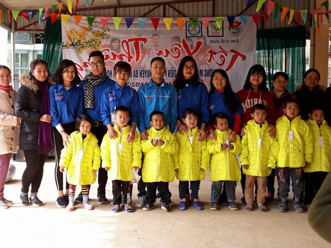 CLB Tr&aacute;i tim T&igrave;nh nguyện chụp ảnh Chương tr&igrave;nh Tết y&ecirc;u thương ở Đ&agrave; Bắc, H&ograve;a B&igrave;nh.