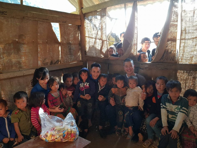 &nbsp;C&aacute;c th&agrave;nh vi&ecirc;n CLB trong một lần trao qu&agrave; cho c&aacute;c bạn nhỏ ở x&atilde; Lũng Hồ, huyện Y&ecirc;n Minh, tỉnh H&agrave; Giang.