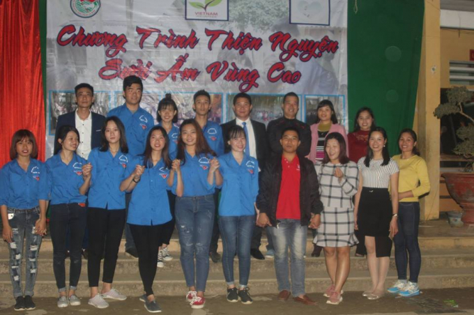 CLB Tr&aacute;i tim T&igrave;nh nguyện chụp ảnh lưu niệm khi thực hiện Chương tr&igrave;nh Đ&ocirc;ng ấm v&ugrave;ng cao ở H&agrave; Giang.