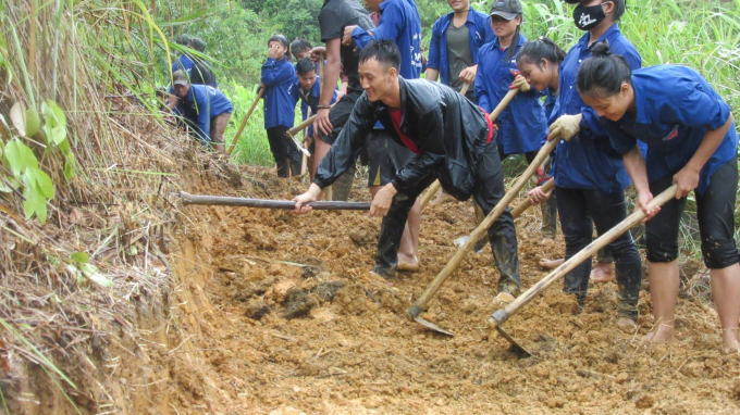 CLB Tr&aacute;i tim T&igrave;nh nguyện tham gia gi&uacute;p đỡ l&agrave;m đường giao th&ocirc;ng n&ocirc;ng th&ocirc;n tại Quảng B&igrave;nh.