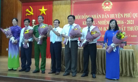 &Ocirc;ng Mai Văn Huỳnh (Đứng thứ hai từ phải sang)&nbsp;