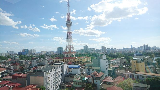 Nền nhiệt độ H&agrave; Nội những ng&agrave;y vừa qua vẫn li&ecirc;n tục c&oacute; những diễn biến bất thường khiến người d&acirc;n khốn khổ, quay quắt trong c&aacute;i nắng oi bức ch&aacute;y da, ch&aacute;y thịt.