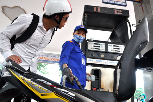 Xăng, dầu sắp phải chịu thuế bảo vệ m&ocirc;i trường ở mức kịch khung. Ảnh:&nbsp;Q.Đ.