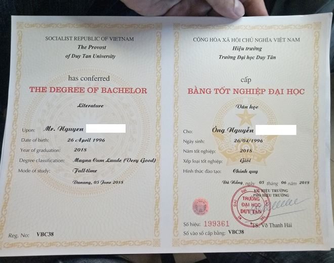 Bằng Cử nh&acirc;n Văn học của ĐH Duy T&acirc;n cấp cho sinh vi&ecirc;n.