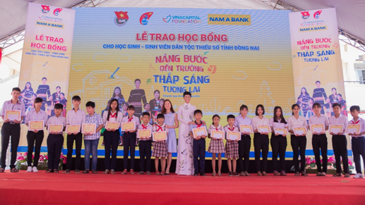 Hoa hậu Ho&agrave;n vũ Việt Nam 2017 H&rsquo;Hen Ni&ecirc; &ndash; Đại sứ Nh&acirc;n &Aacute;i của Nam A Bank c&ugrave;ng Chị Trần Trung Nghĩa &ndash; Đại diện tổ chức VinaCapital Foundation trao học bổng v&agrave; chụp ảnh với c&aacute;c em.