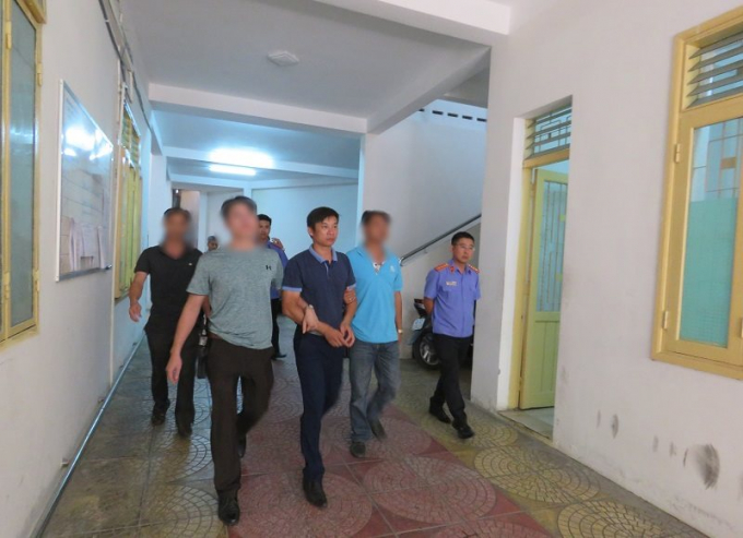 Lực lượng chức năng dẫn giải &ocirc;ng Long về trại tạm giam (Ảnh: kiemsat.vn)