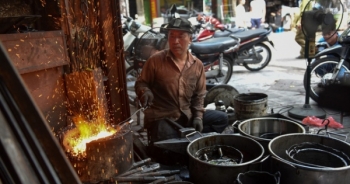 Ngày siêu nóng, thợ rèn phố cổ vẫn miệt mài bên lò lửa nghìn độ