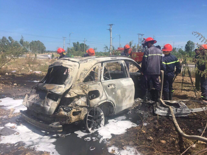 Chiếc xe ch&aacute;y chỉ c&ograve;n trơ lại phần khung sắt.