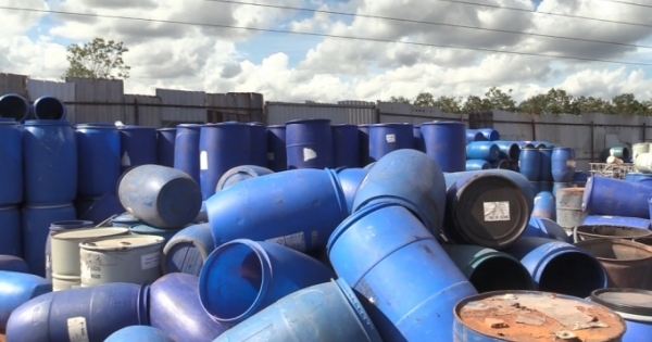 Bình Dương: Phát hiện gần 1.000 thùng phi đựng hóa chất chưa qua xử lý