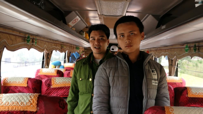 Đối tượng đang dựng lại hiện trường vụ đập ph&aacute; k&iacute;nh xe &ocirc; t&ocirc;.