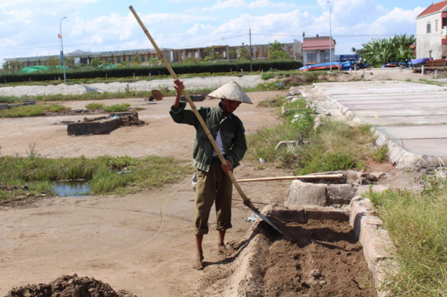 Một giờ chiều, giữa l&uacute;c c&aacute;i nắng vẫn như phả v&agrave;o mặt từng đợt bỏng r&aacute;t, di&ecirc;m d&acirc;n vẫn phơi m&igrave;nh x&uacute;c từng xẻng đất, m&uacute;c từng gầu nước biển để l&agrave;m ra hạt muối.