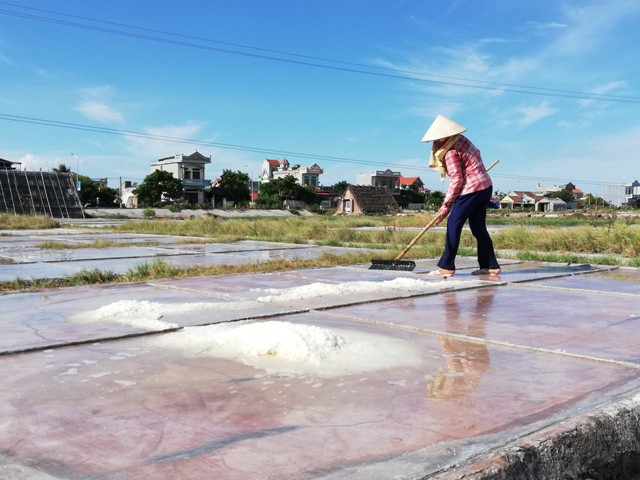 Mỗi năm chỉ c&oacute; khoảng 120 ng&agrave;y nắng loại A tương đương l&agrave; 120 ng&agrave;y l&agrave;m được muối cho sản lượng cao.