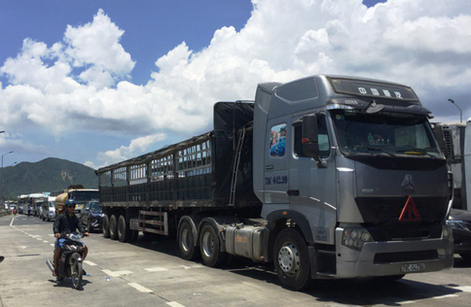 H&agrave;ng loạt &ocirc; t&ocirc; bị &ugrave;n ứ hai đầu trạm BOT Ninh Lộc. (Ảnh: b&aacute;o Ph&aacute;p luật TP HCM)