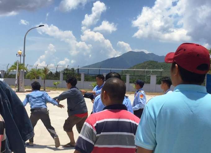 T&agrave;i xế tấn c&ocirc;ng nh&acirc;n vi&ecirc;n trạm BOT Ninh Lộc. Ảnh do b&aacute;o PL.TPHCM cắt từ clip.