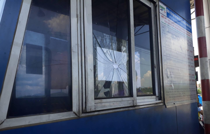 T&agrave;i xế đập vỡ cabin thu ph&iacute;. Ảnh: Vietnammoi