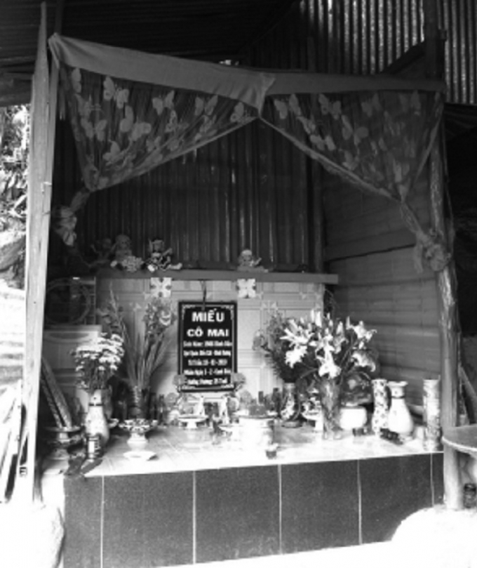 B&ecirc;n trong ng&ocirc;i Miếu c&ocirc; Mai.