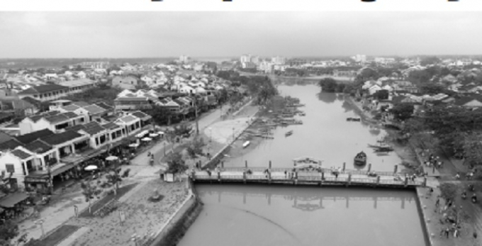 Nh&aacute;nh s&ocirc;ng Thu chạy qua phố cổ Hội An.