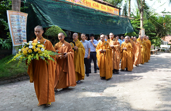 Đại diện ch&iacute;nh quyền c&ugrave;ng c&aacute;c chư tăng.