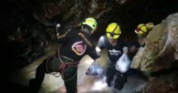 Tận thấy cảnh tăm tối trong hang động "giam cầm" đội bóng Thái Lan