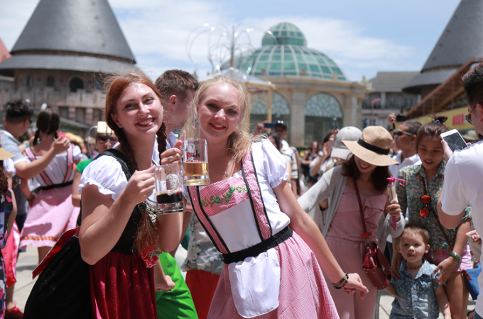 Xem clip hot của &ldquo;th&aacute;m tử&rdquo; Ho&agrave;i Linh, đổ x&ocirc; check- in nơi t&igrave;m ra c&aacute;c sao đi lạc